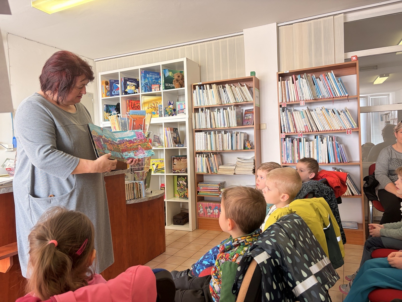 Knihovnice čte dětem