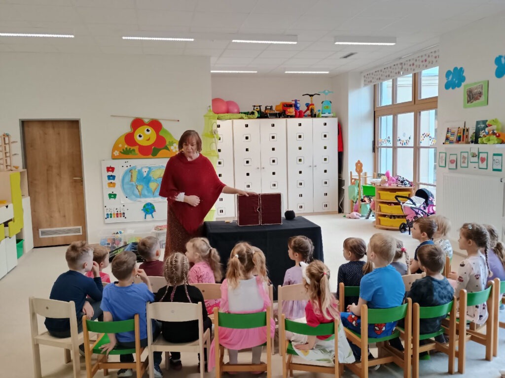 Děti z Kytiček s knihovnicí